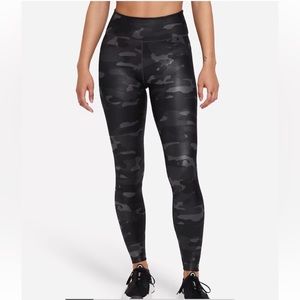 Nike Dri-FIT One Women’s 1X Black Camo Leggings Full Length